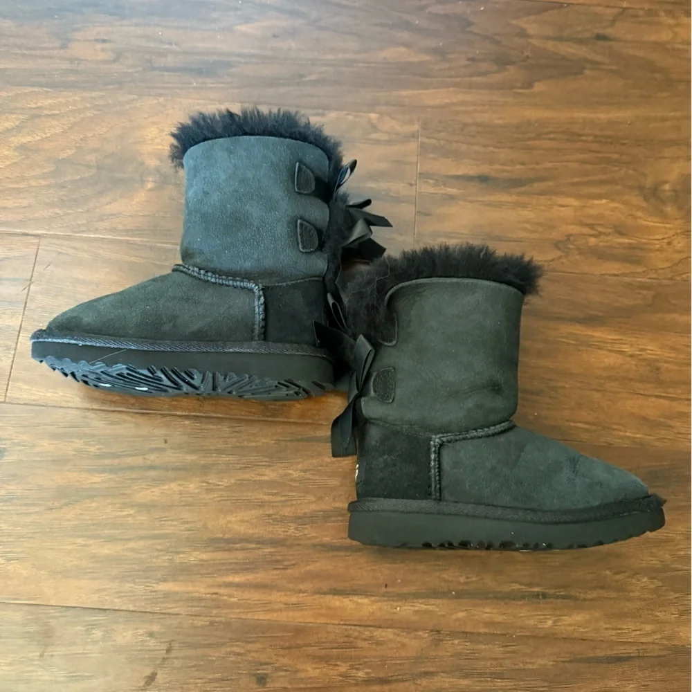 NWOT UGG Bailey Bow II Kids Boots-Size 8